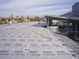 Thanks to the pre-attached filter sheet, Fixodrain® XD 20 is easy to install. Fixodrain® XD 20 is spread on a roof